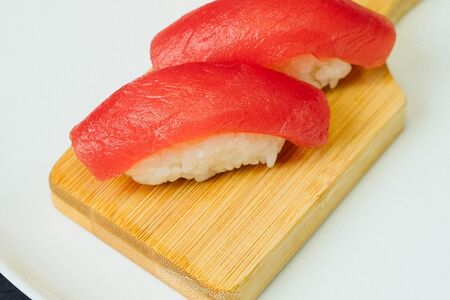 Суши с тунцом