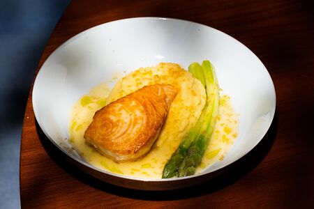 Эсколар с боттаргой, спаржей и картофелем