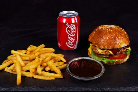 Чикен бургер, картофель фри и напиток