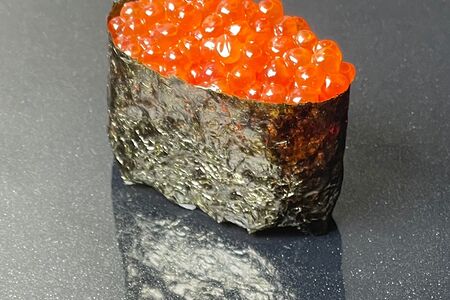 Гункан с икрой лосося