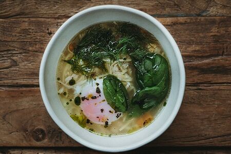 Фермерский цыплёнок с яйцом и лапшой