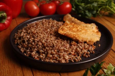 Кармашек куриный с ветчиной и каша гречневая