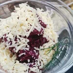 Салат из свеклы с сыром и чесноком