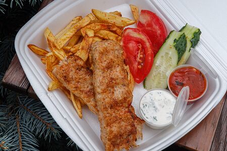 Люля-кебаб куриный с картофелем фри, помидор, огурец