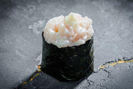 Гункан Масляная рыба в трюфельном соусе