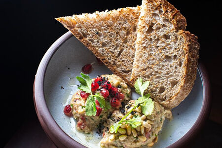 Бабагануш с гранатом и кедровыми орехами