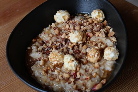 Овсяная каша с попкорном и карамелью