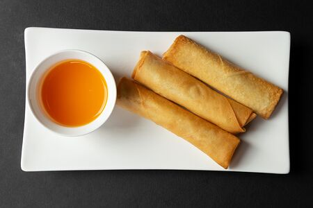 Сладкие спринг-роллы с бананом