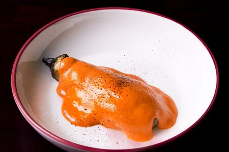 Печеный баклажан под соусом мухаммара