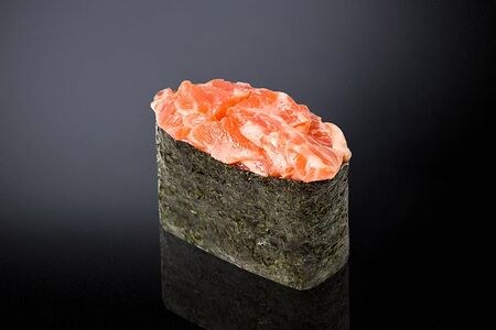 Спайси-гункан с лососем