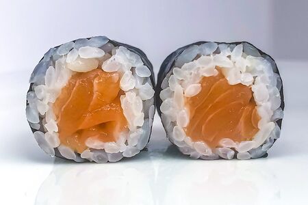 Ролл с лососем