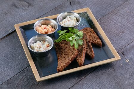 Три вида смальца с ржаным хлебом