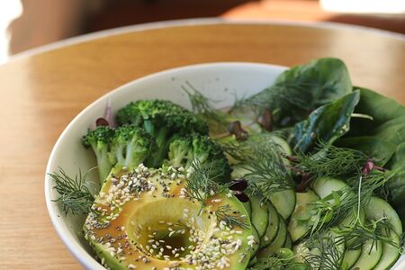 Зелёный салат с авокадо