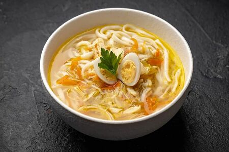 Куриный бульон с домашней лапшой и куриным яйцом