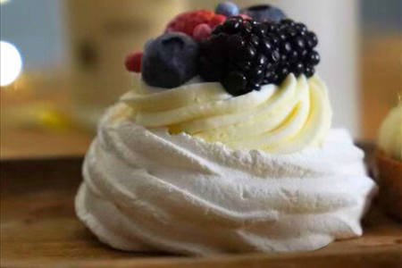 Десерт Павлова (с начинкой из наличия)