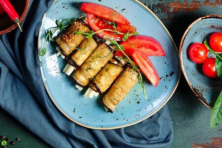 Рулетики из баклажанов с сыром чечил