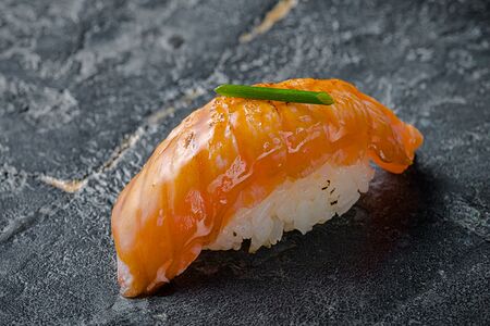 Суши опаленные с лососем