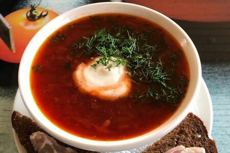 Борщ с чесночными гренками