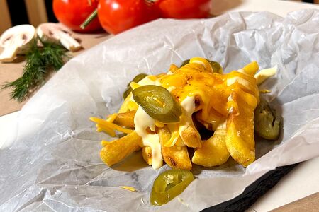 Картофель фри с сыром и халапеньо