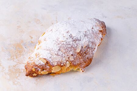 Миндальный круассан