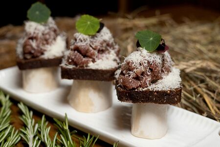 Тартар из говядины с трюфельным кремом