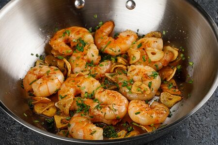 Креветки жареные с чесноком