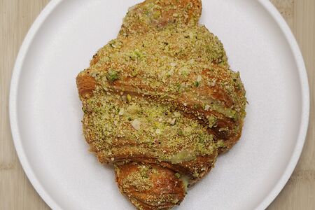 Круассан фисташковый