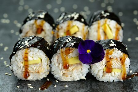 30. Малый ролл: авокадо, копченый угорь