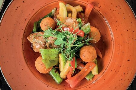 Теплый салат с курицей и овощами