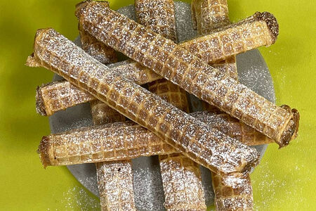 Вафельная трубочка с заварным кремом