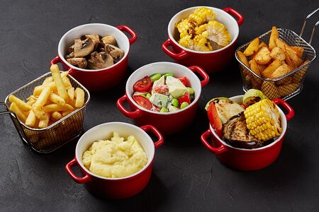 Овощи гриль с молодым сыром и соусом песто