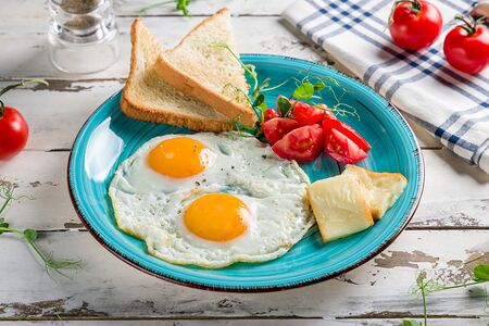 Яичница с помидорами и сыром