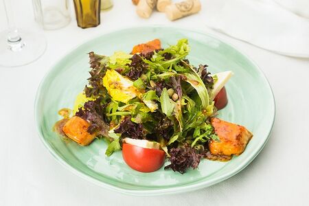 Теплый салат с лососем