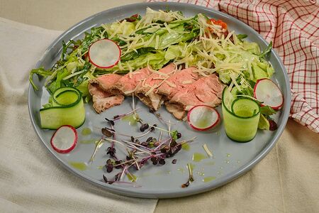 Салат с ростбифом