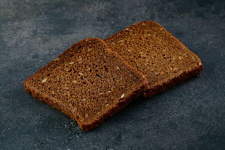 Черный хлеб со злаками