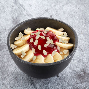 Банановый десерт cо сладкой начинкой и орешками