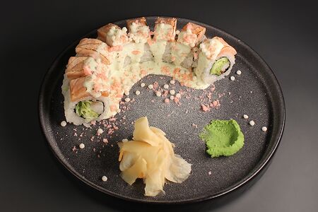 Опаленный ролл с лососем в ореховом соусе