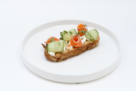 Брускетта с лососем