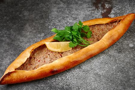 Пиде с говядиной и овощами