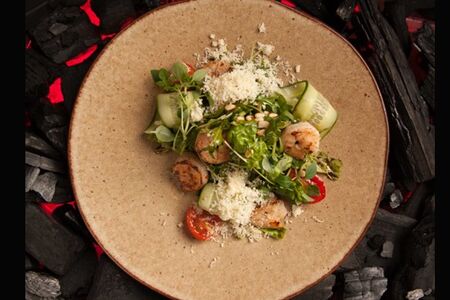 Руккола с креветками и пармезаном