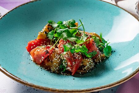 Салат из томатов с хрустящими баклажанами