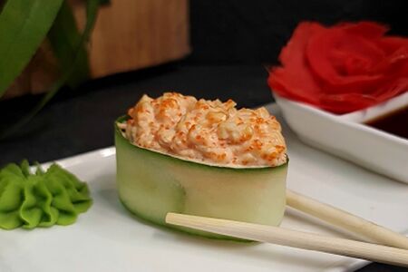 Гункан с тигровой креветкой в слайсе из огурца