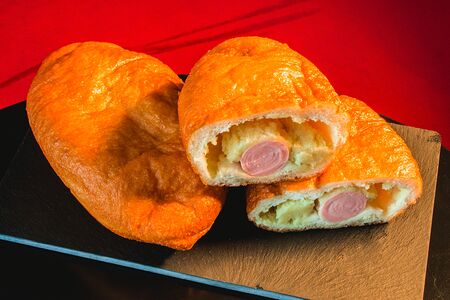 Пирожок с сосиской и картошкой