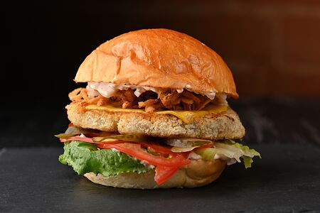 Фишбургер с соусом тартар