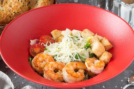 Салат Цезарь с креветками