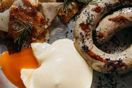 Баранья колбаска с картофельным гратеном и яйцом пашот