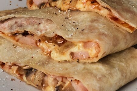 Кесадилья, фри и соус