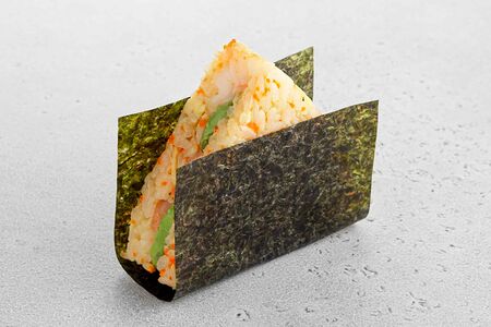 Онигири с креветкой и авокадо