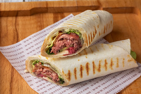 Ролл с рукколой и ростбифом