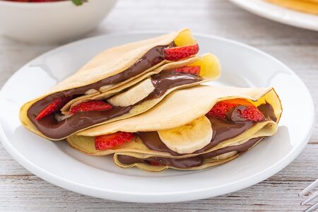 Блин с клубникой, нутеллой и бананом